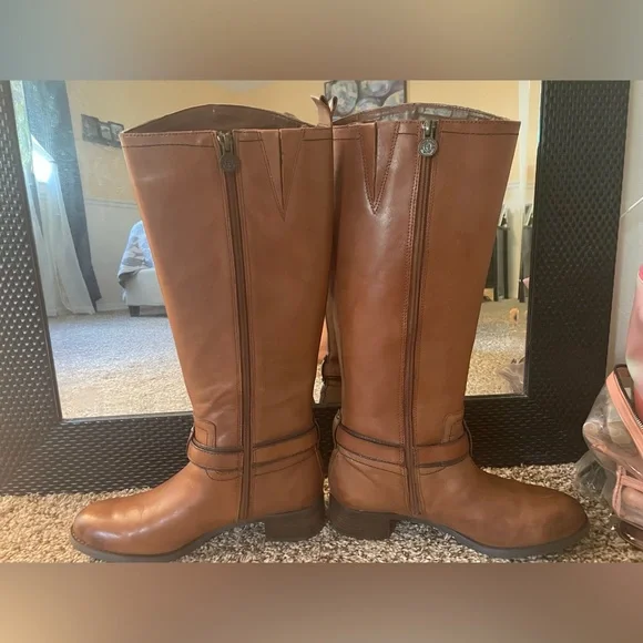 Etienne Aigner brown boots. Great condition. Size 9.5 - Picture 4 of 9